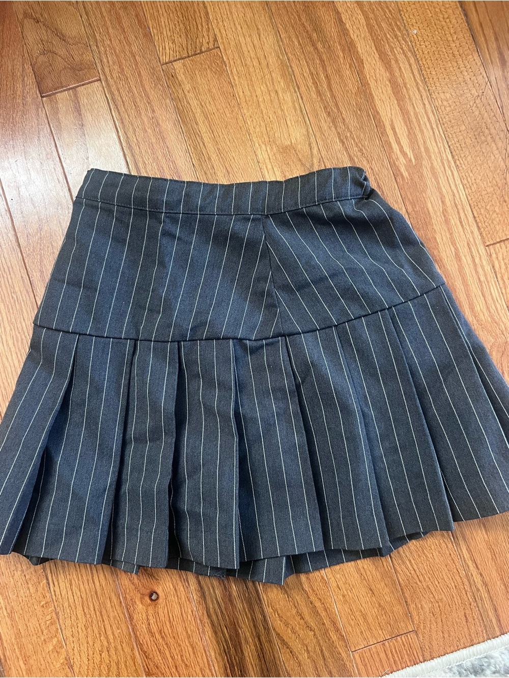 Girls Black Pinstripe Pleated School Skirt(d)
